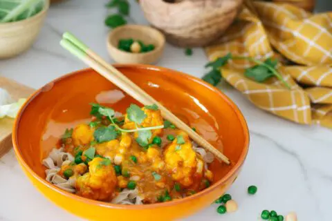 Snelle Thaise Gele Curry met Bloemkool, kikkererwten en doperwten