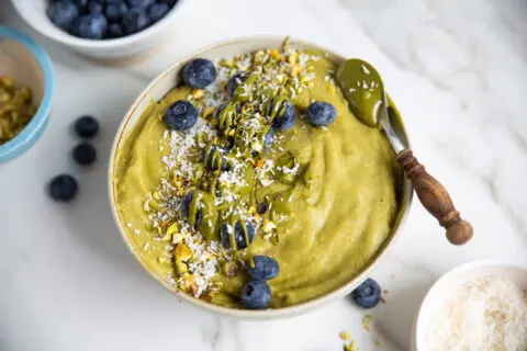 Matcha smoothiebowl met kokosmelk, avocado, mango en pistache