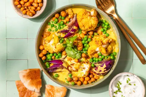 Gele curry met bloemkool en geroosterde kikkererwten
