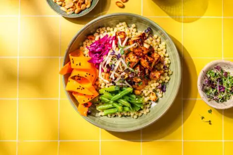 Sweet chili tofubowl met parelcouscous en groenten