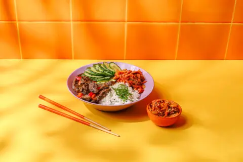 Bulgogi, Koreaans rundvlees. Geserveerd met rijst, kimchi en groenten.