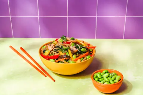 Koreaanse Japchae noedels met groenten. Geserveerd met sojaboontjes.