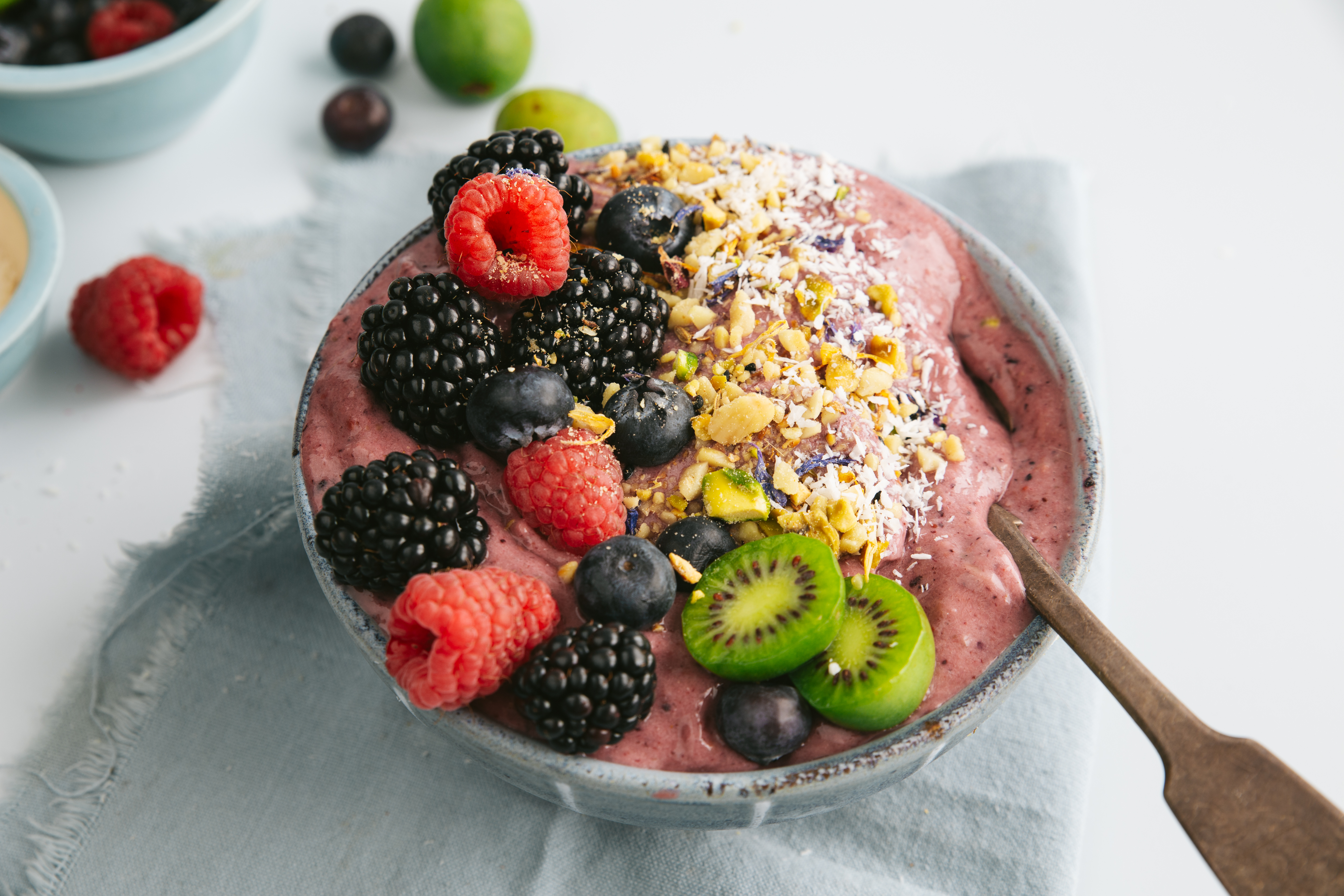Smoothiebowl met banaan, bosvruchten en avocado
