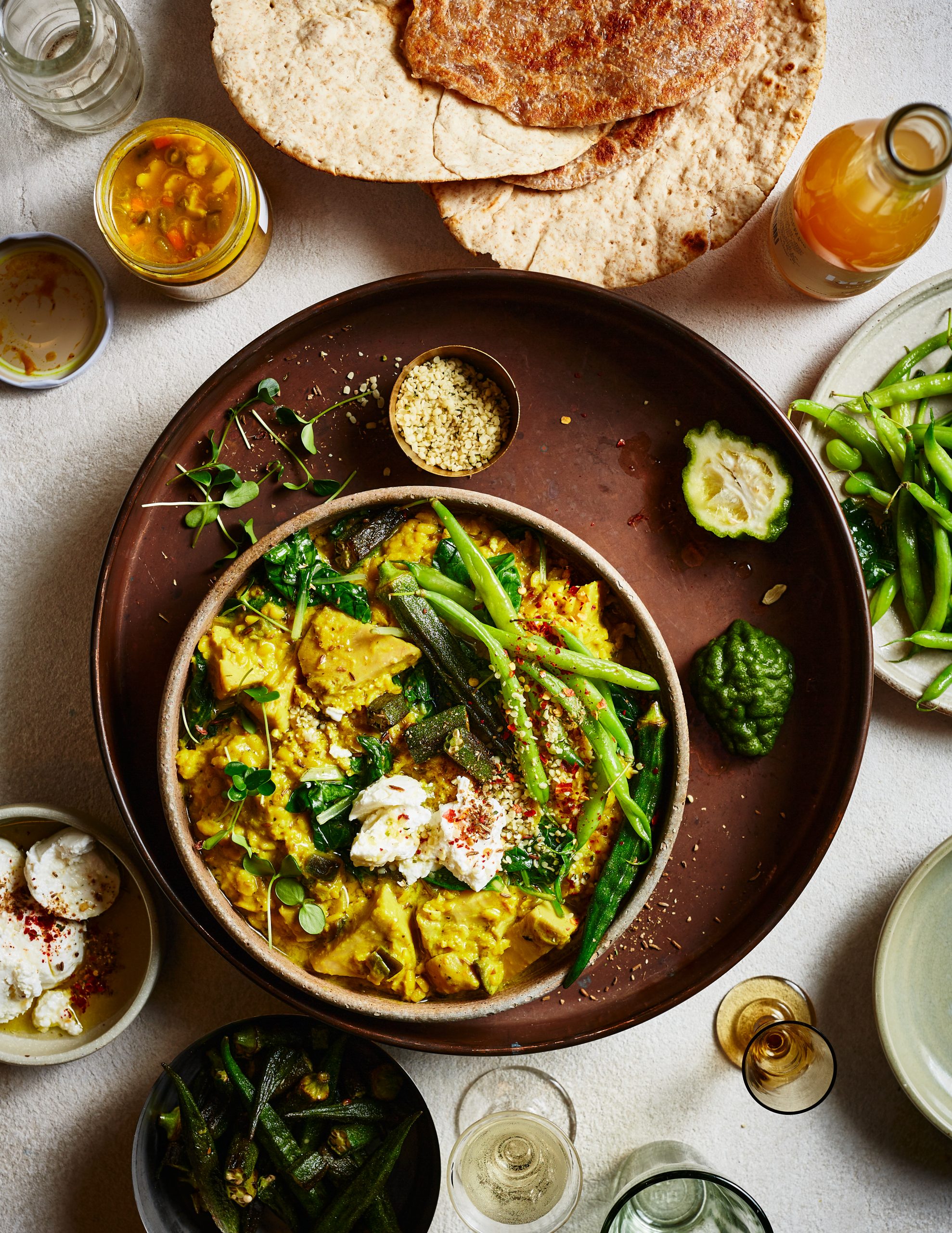 Gele curry met jackfruit en mungbonen