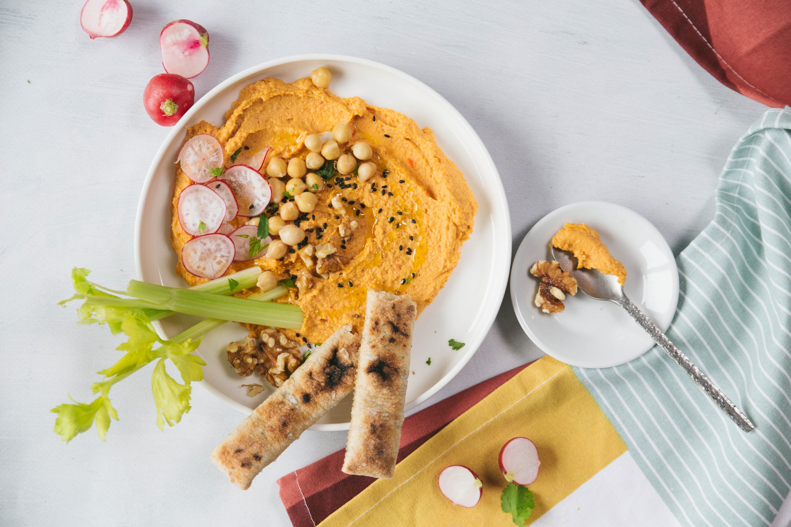 Hummus van geroosterde wortel en walnoot