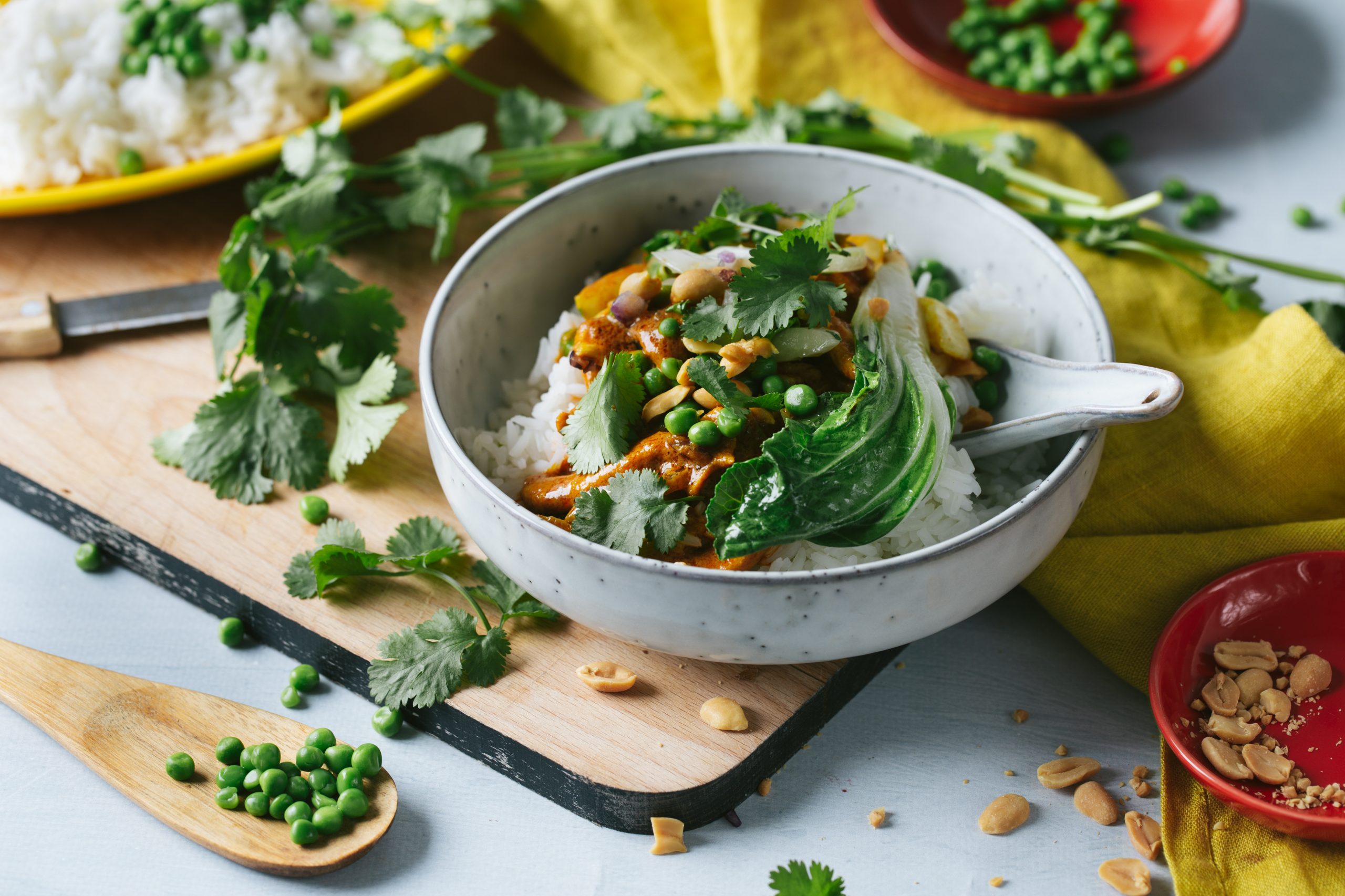 Thaise gele curry met kip, paksoi en doperwtjes