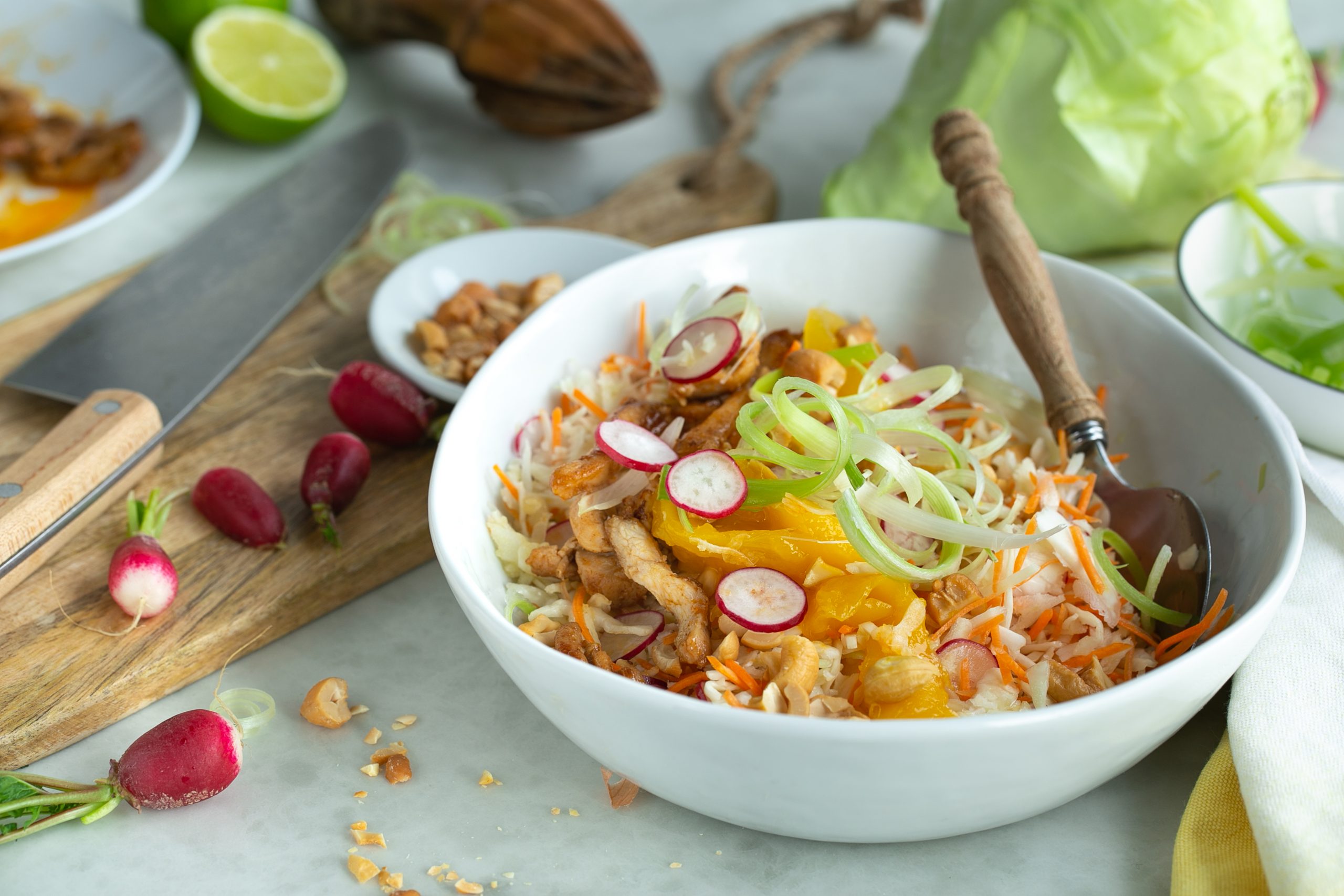 Spitskoolsalade met kip en mango