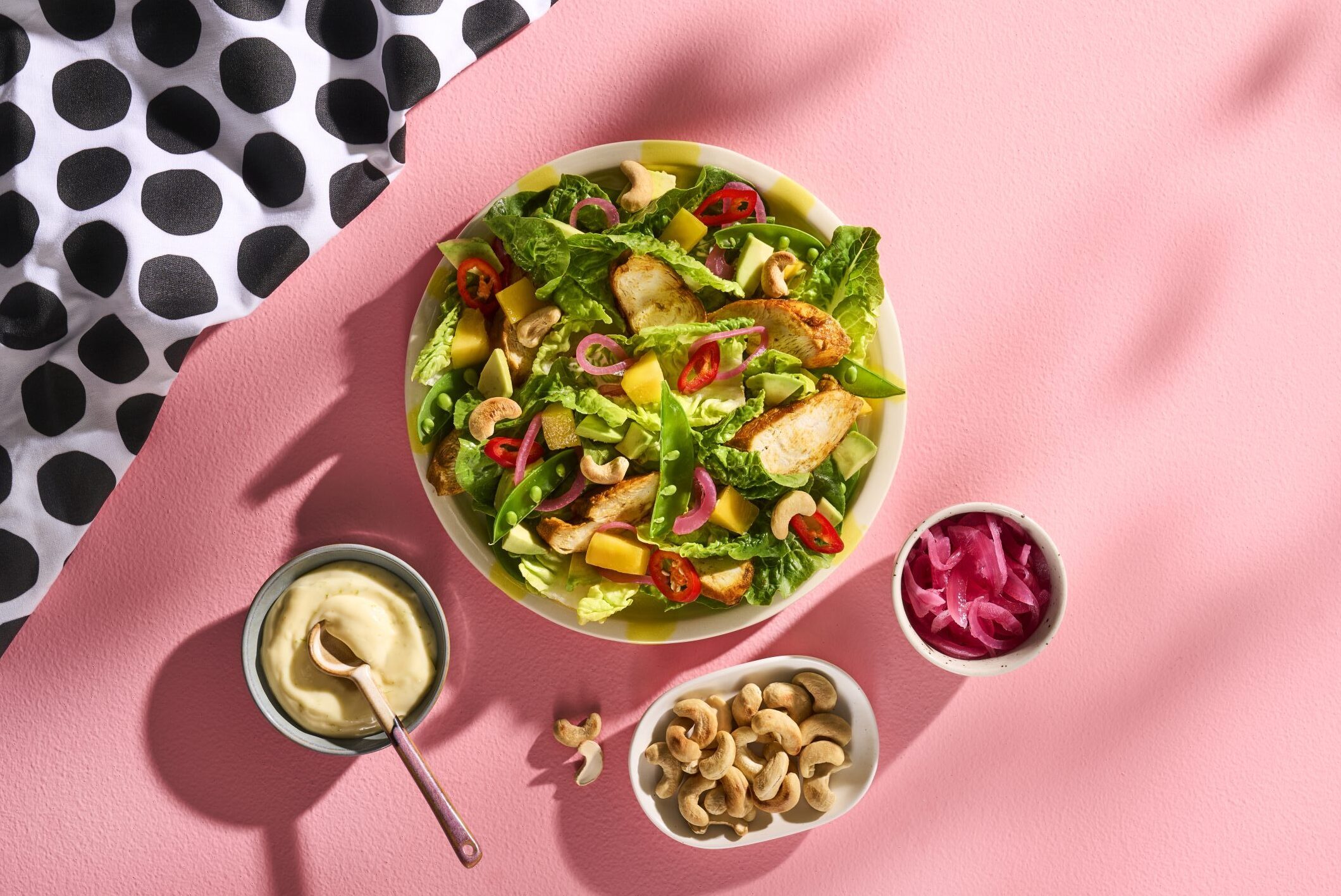 Frisse salade met kruidige kip en mango