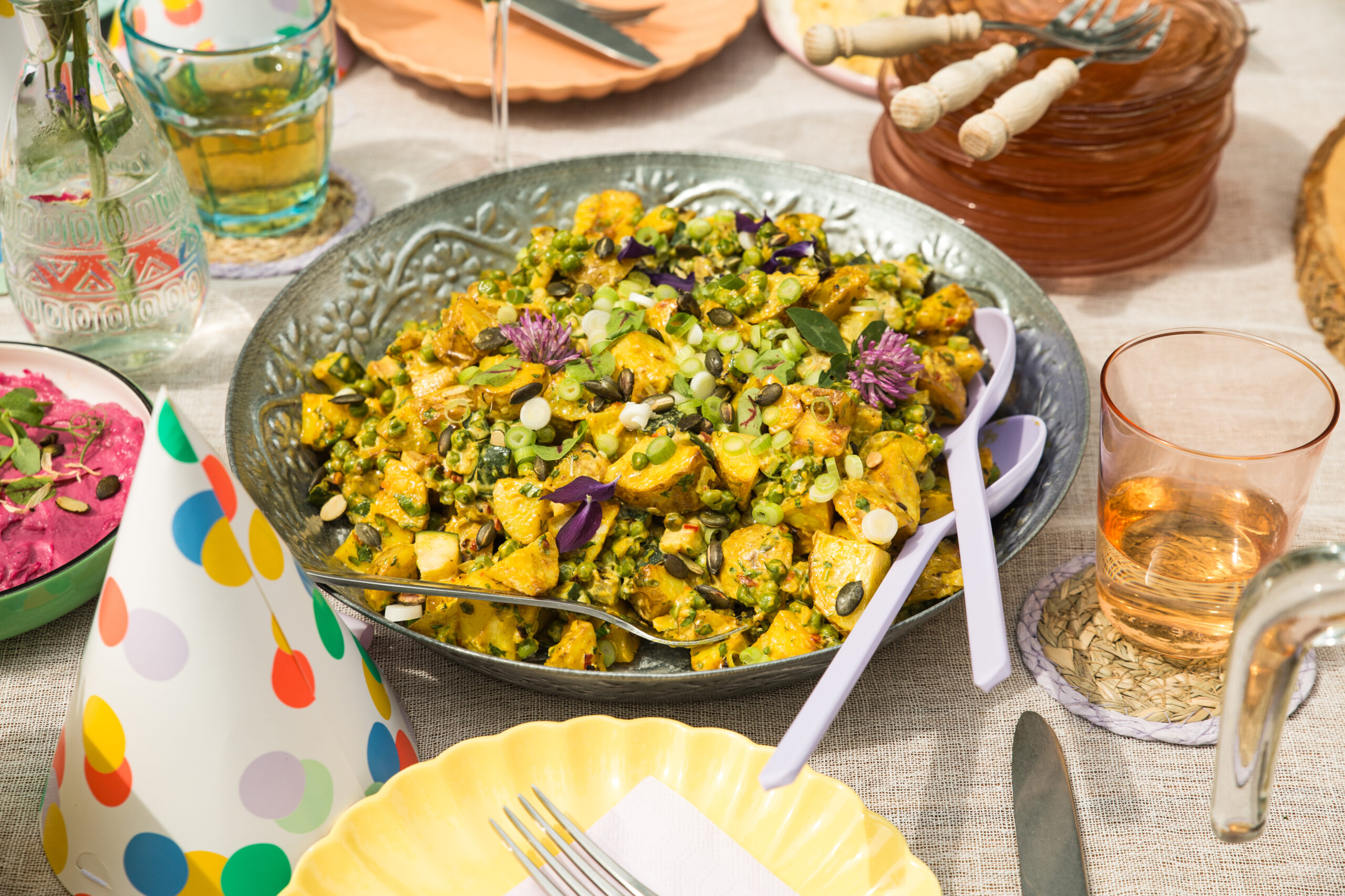 Aardappelsalade met dressing van gele curry