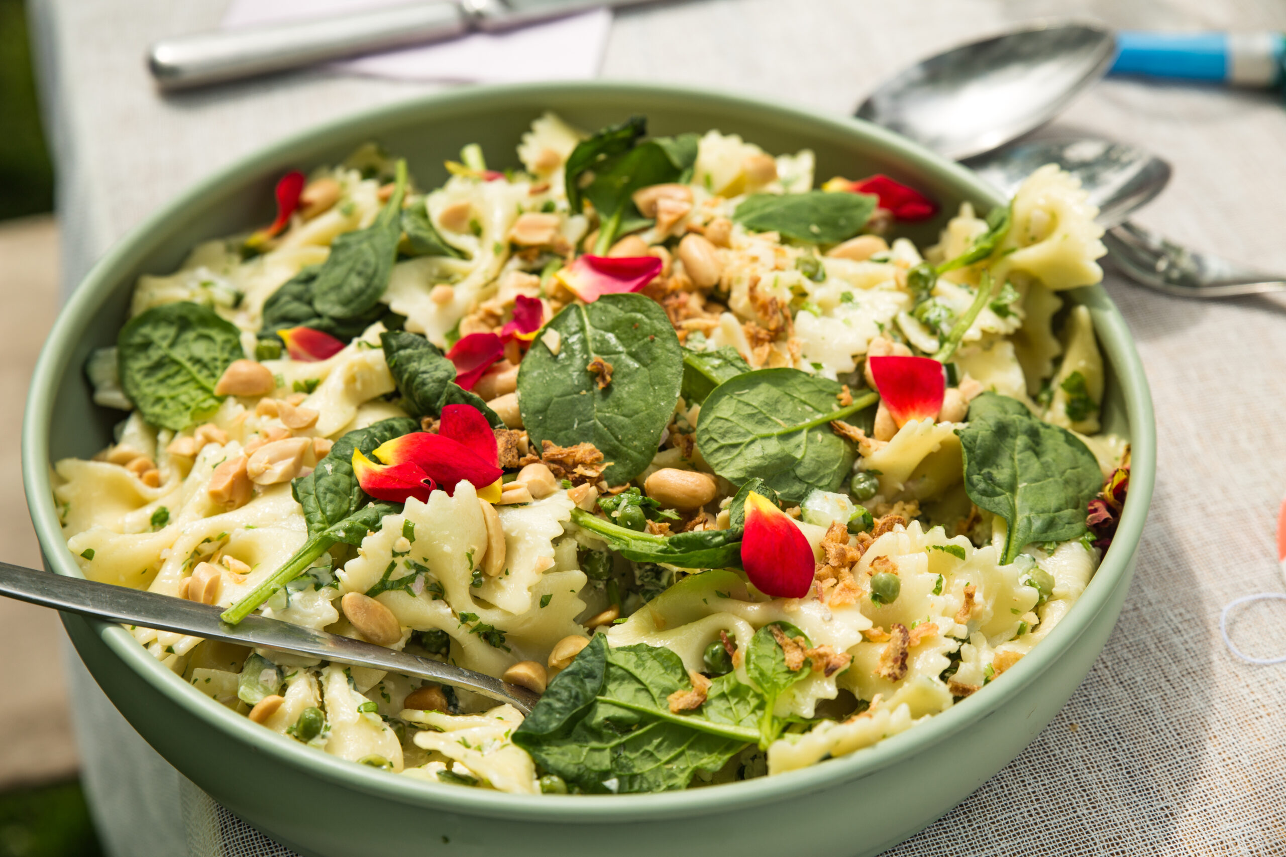 Vegetarische pastasalade met Thaise groene kruidenpasta