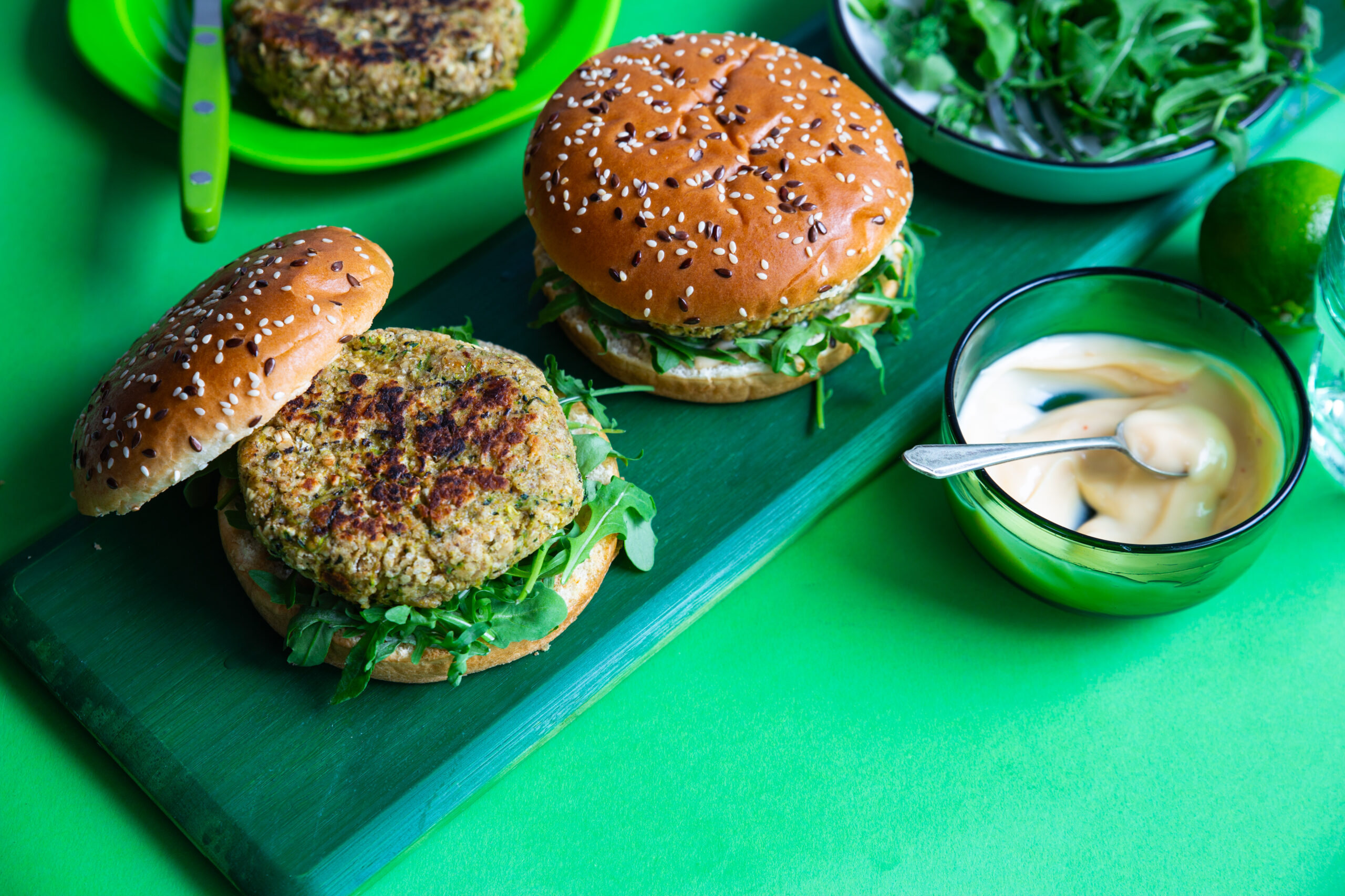 Courgette burgers met groene curry, limoen, kaas en munt