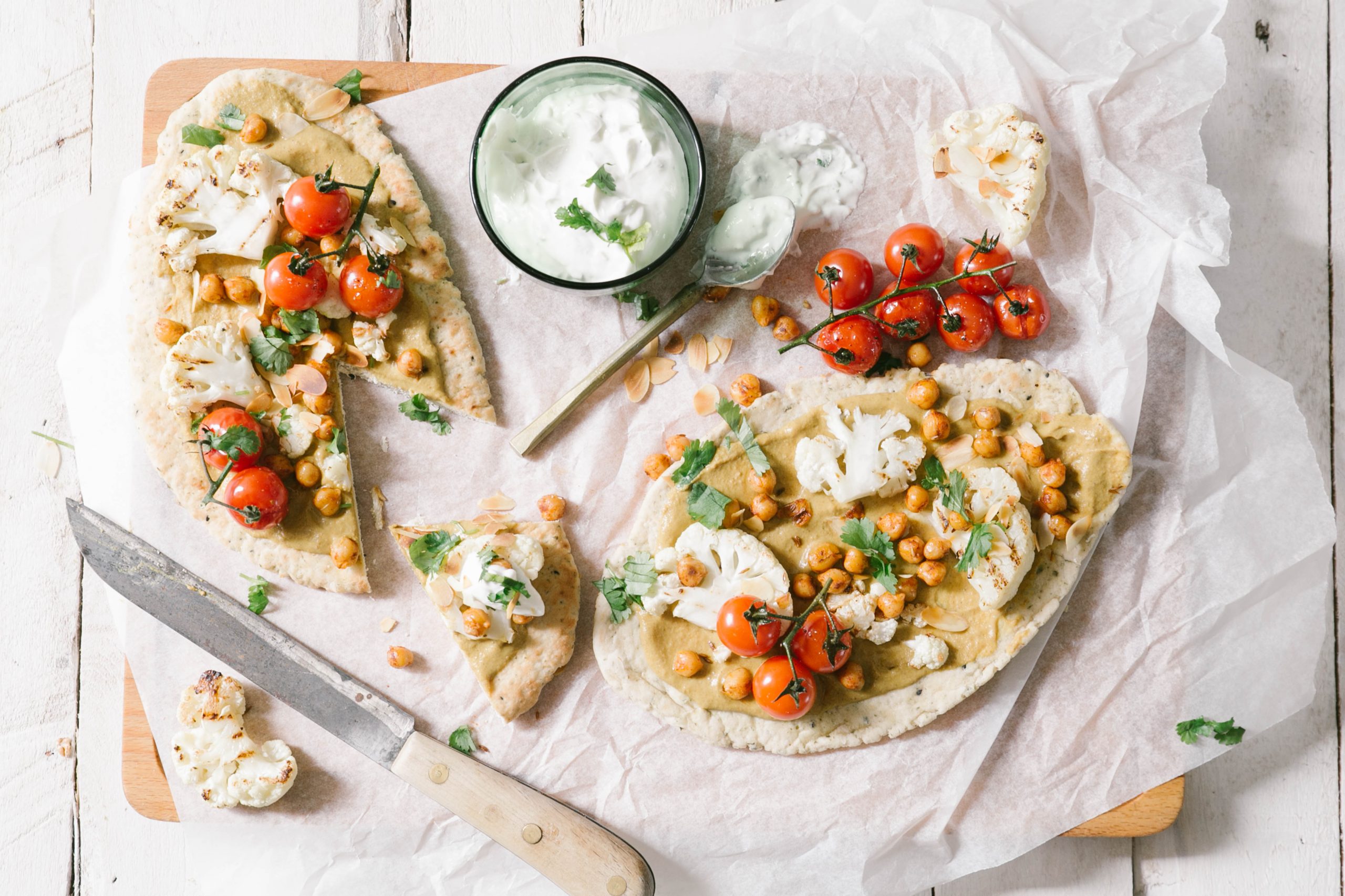 Indiase kormapizza met kikkererwten