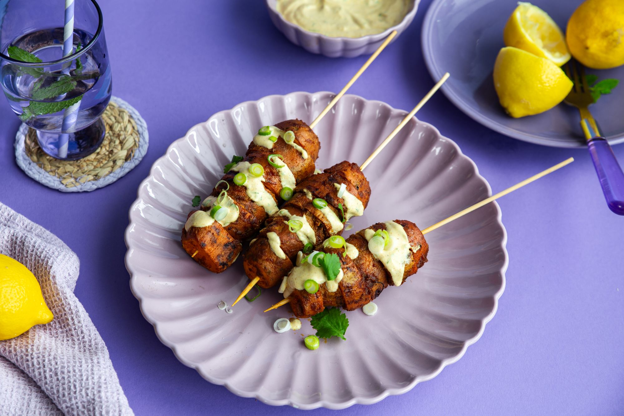 Zoete aardappelspies BBQ met gele curry yoghurtdip