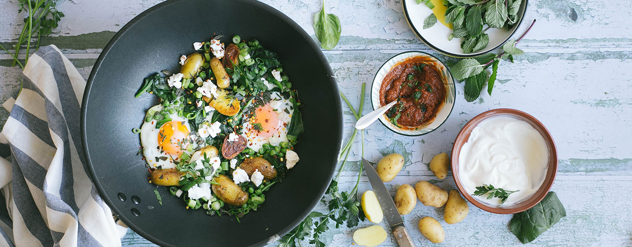 Shakshuka met groene groenten en geitenkaas