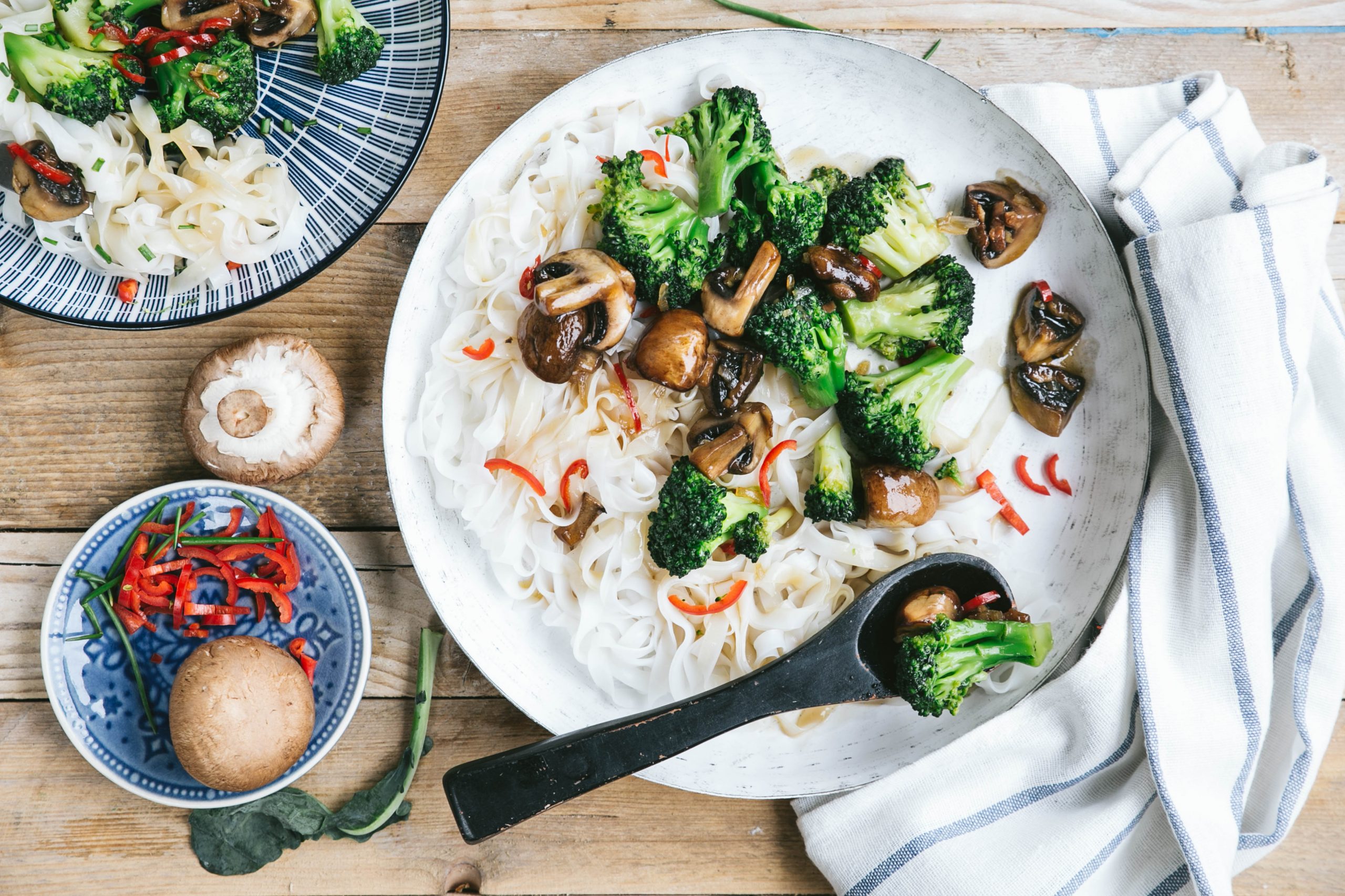 Teriyaki-paddenstoelen met rijstnoedels