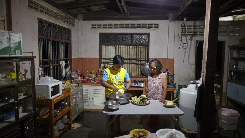 Khun Nipalin kookt met haar moeder in de keuken