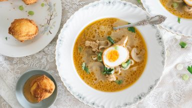 Thaise Tom Kha Kai met gefrituurde eieren