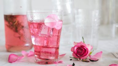 IJsthee rozenwater met ahornsiroop