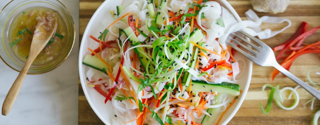 noedelsalade met sinaasappelgemberdressing