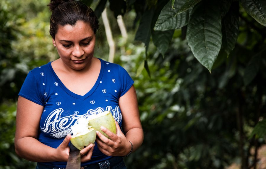 Koffieboerin Ruth met cacaoboon in Nicaragua