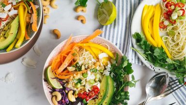 Saladebowl met mihoen, avocado en cashewnoten