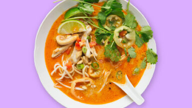 Romige Thaise rode curry noedelsoep