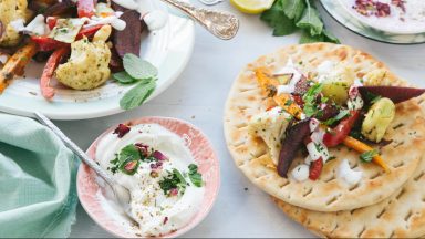 Geroosterde groenten met pita en labneh