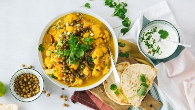 Gele curry met bloemkool en kikkererwten