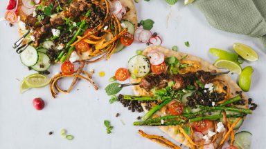 Flatbreadsalade met gegrilde kip, zoete aardappel en linzen