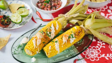 Gegrilde maiskolven met limoenmayonaise