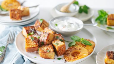 Kokoswentelteefjes met gebakken ananas en room