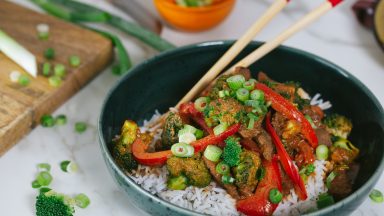 Snelle Thaise rode curry met runderreepjes