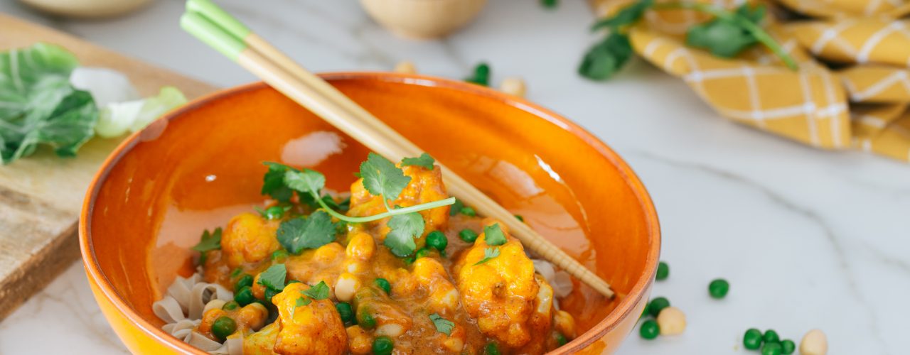 Snelle vegetarische Thaise Gele Curry met Bloemkool, kikkererwten en doperwten