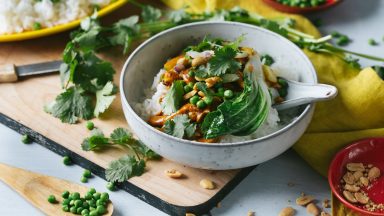 Gelbes Thai-Curry mit Hähnchen, Pak Choi und Erbsen