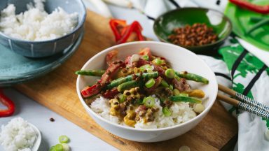 Thaise groene curry met kip, paprika en linzen