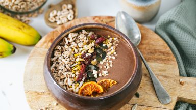 Smoothiebowl met koffie, pindakaas en banaan