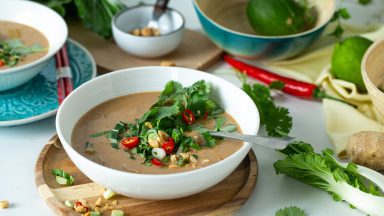 Pinda-kokossoep met paksoi, paprika en taugé