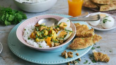 Indiase Korma curry met zoete aardappel en bloemkool