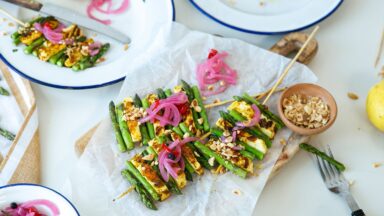 Groene asperges BBQ met halloumi