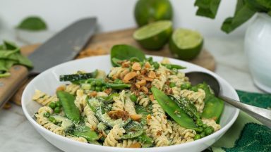 Vegetarische pastasalade met Thaise groene kruidenpasta