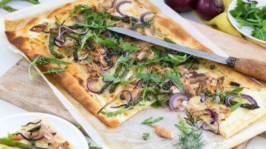 Flammkuchen vegetarisch met gerookte zalm van bananenbloesem