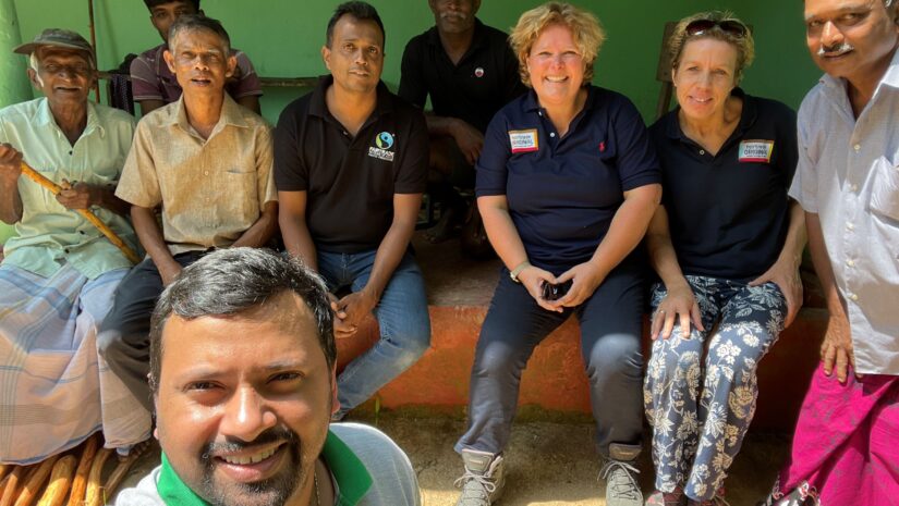 Hier zie je Loïs en mijzelf met de kruidenboeren, Sheran vooraan, en van links naar rechts; Mr Sisirena, Mr Siril, Mr Anura, Mr Rathnasiri en achteraan Mr Susil en zijn zoon.