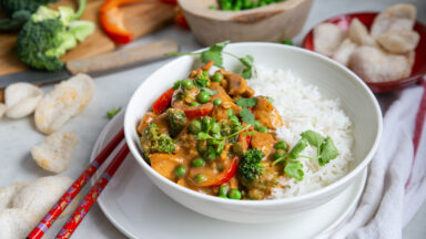 Rode curry met kip en zomergroenten