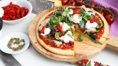 Jackfruit pizza met gegrilde groenten en burrata