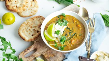 Dahl van rode linzen met zoete aardappel en pittige koriander yoghurt