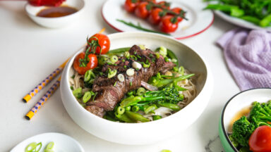 Beef teriyaki met groene groenten en geroosterde tomaatjes