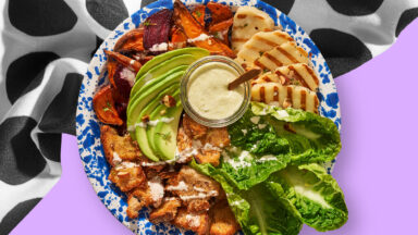 Saladebowl met rode biet, halloumi en kokos-kruidendressing
