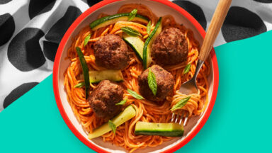 Spaghetti met rode curry gehaktballetjes