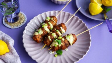 Zoete aardappelspies BBQ met gele curry yoghurtdip