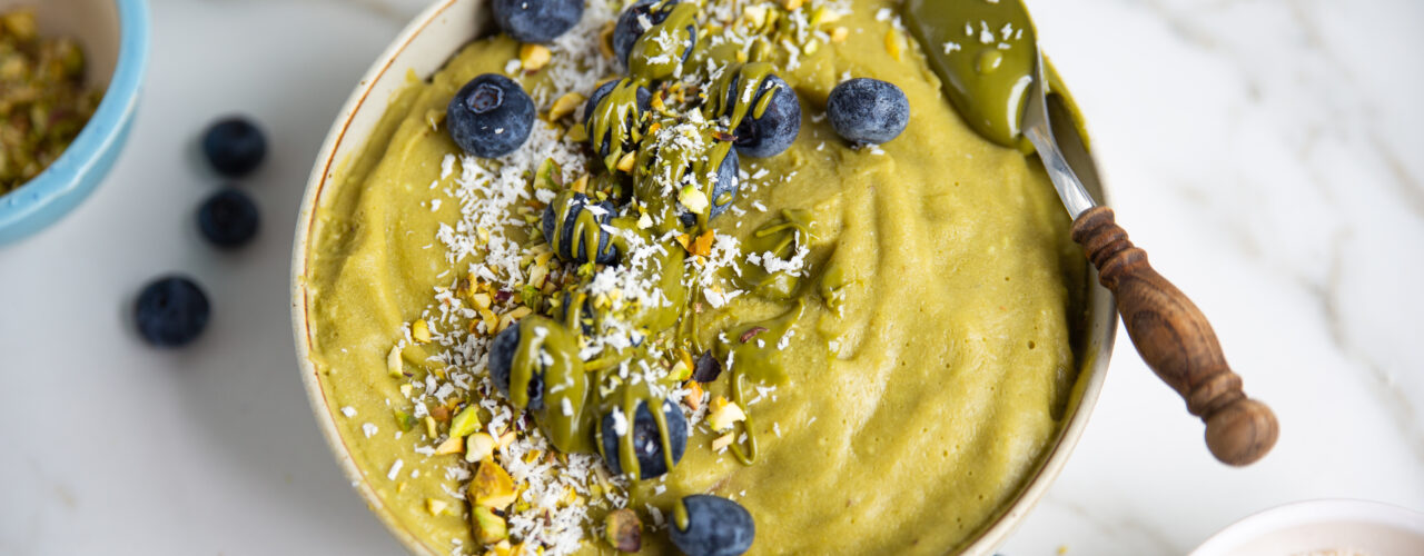 Matcha smoothiebowl met kokosmelk, avocado, mango en pistache